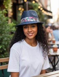 CAPPELLO FEDORA BLU NAVY SOLE E SABBIA PAGLIA 21,75” INTORNO ORLO INTERNO TAGLIA UNICA - Foto 1 di 11