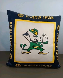 Notre Dame kämpfender irischer Kobold Dekokissen 16 Zoll NCAA College Fan gebraucht - Bild 1 von 24