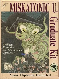 MISKATONIC U. KIT LAUREA SIGILLATO NUOVO CALL OF CTHULHU CHAOSIUM CULLA Università - Foto 1 di 3