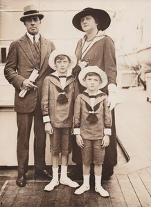 1914 Press Photo Actor William Faversham, Julie Opp & Kids on Liner SS Olympic - Picture 1 of 2