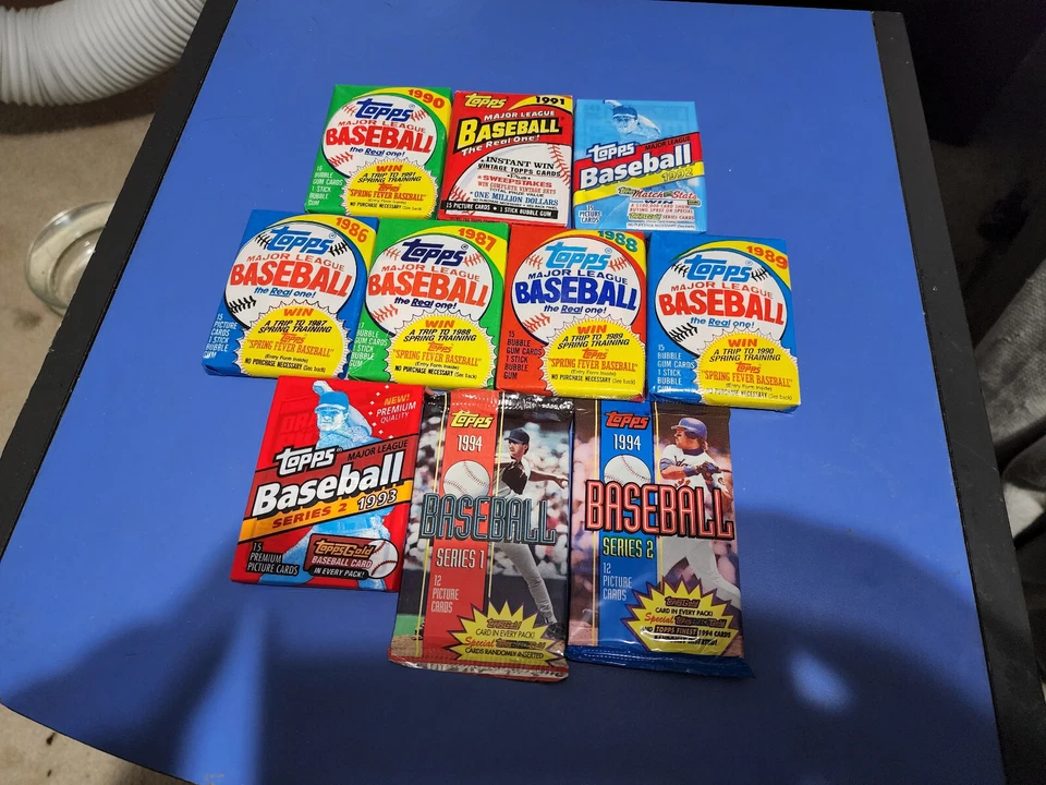 TOPPS BASEBALL PACKS 1986 to 1994 (10 PACKS FROM 9 DIFFERENT YEARS/200+ CARDS) - Image 1 of 4
