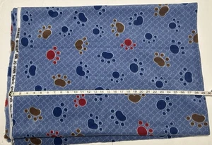 NUEVO Tela polar por yarda - Diseño Debbie Mumm - Estampados de patas / Fondo azul - Imagen 1 de 3
