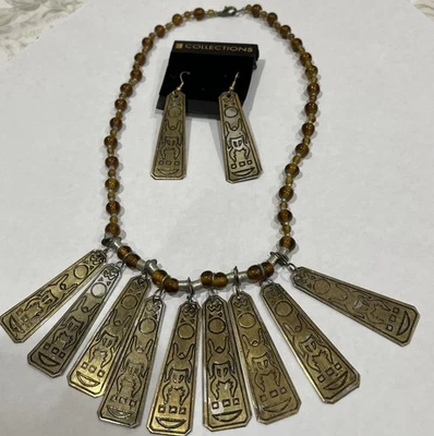Conjunto de collar y pendientes de latón grabado plano renacimiento egipcio o arte mexicano antiguo Foto 1 de 4