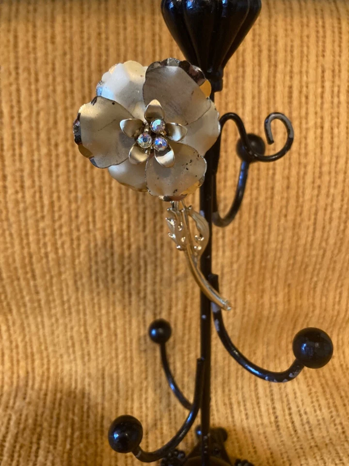 Prendedor de metal flor tono dorado diamantes iridiscentes simulados, moderno de mediados de siglo Foto 1 de 4