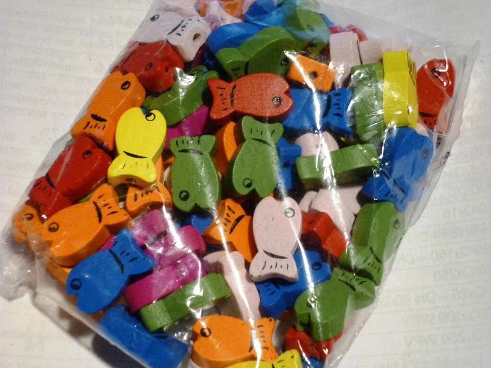 100 Stück Holzperlen bunte Fische Perlen  11x19mm Mix  zum basteln Neu ! - Bild 1 von 1