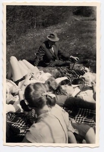 Portrait groupe famille allongés dans l'herbe - photo ancienne an. 1940 50 - Imagen 1 de 1