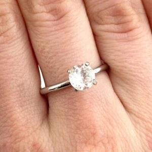 Anillo de piedras preciosas de circonita cúbica solitario vintage minimalista en tono plateado - talla 8 - Imagen 1 de 10