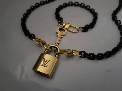 Auténtico Louis Vuitton Candado Llave y Sin Marca Rústico Eslabón Collar Pulsera Foto 1 de 4