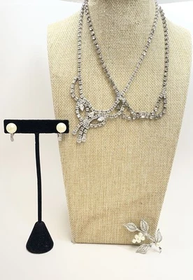 Broche y collares pendientes de perlas de imitación diamantes de imitación de diamantes de imitación de tono plateado Marvella 41,4 g de colección Foto 1 de 3