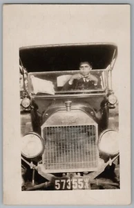 Mann fährt Ford Model T 1917 Wisconsin Nummernschild Echt Foto Postkarte RPPC - Bild 1 von 2