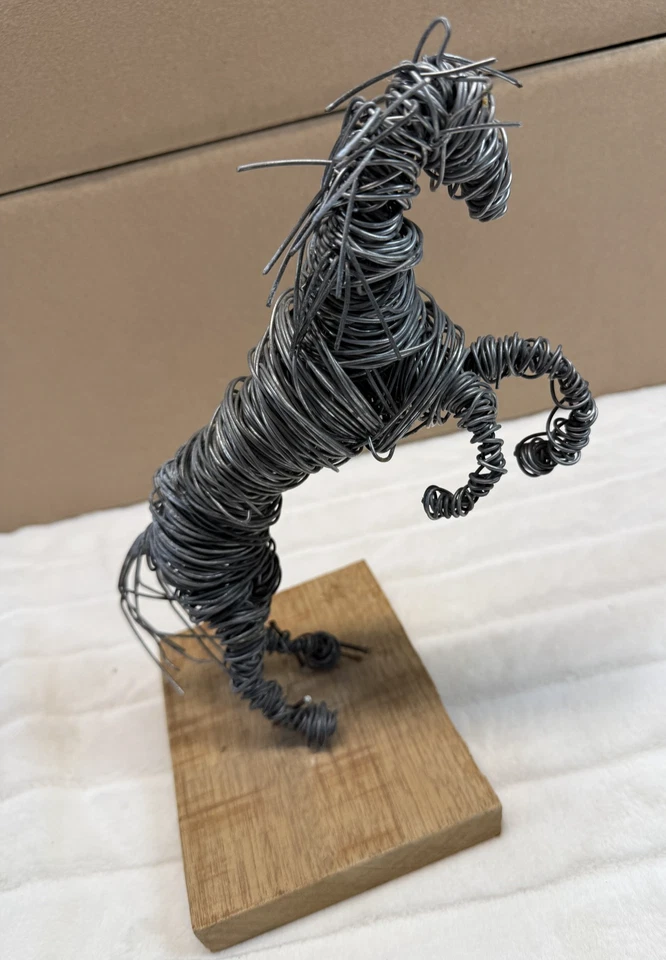 Escultura de caballo de alambre hecha a mano arte en metal estatua equina decoración rústica única de colección Foto 1 de 4
