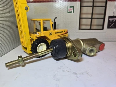 Sanderson Telehandler 622 623 624 625 725 725C 726 Brake Master Cylinder 95560G - Image 1 of 4
