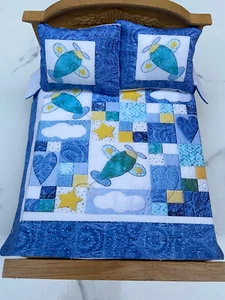 Puppenhaus Miniaturen Tagesdecke Bettdecke Decke mit 2 Kissen Maßstab 1:12 #P099 - Bild 1 von 3