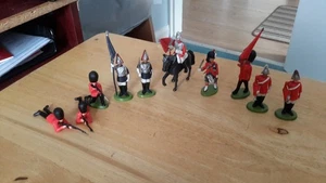10 SOLDATINI INGLESI IN PLASTICA DIPINTA BRITANNICI.1 A CAVALLO - Foto 1 di 3