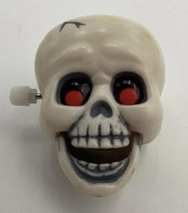 Prendedor de solapa de colección 1985 sello Halloween cuerda esqueleto calavera ojos rojos - ¡FUNCIONA! - Imagen 1 de 10