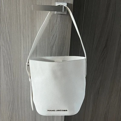 Bolsa balde de couro seixo branco MARC JACOBS US$ 495 - Imagem 1 de 4