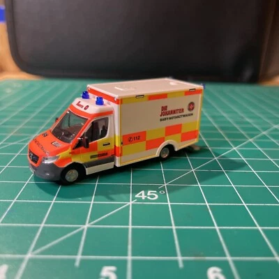 Ambulancia Mercedes Johanniter Sprinter escala HO 1:87 Rietze Foto 1 de 4