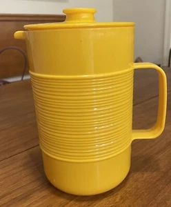 VTG Rubbermaid Plastic Pitcher Bright Yellow Ribbed Handled Lid 2 Quart #2678 - Picture 1 of 4