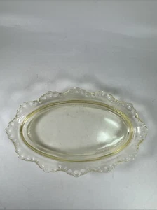 Vassoio vintage in vetro con bordo smerlato e marchio a chiave acuta, 7,5”x4,5” RARO - Foto 1 di 5