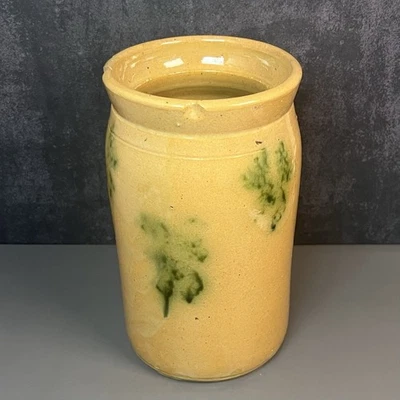 Antiguo siglo XIX. Vaso de cerámica Yellow Ware con esmalte de óxido de manganeso verde 1840-1880 Foto 1 de 4