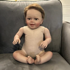 Bebé niño sentado realista cabello castaño ojos marrones niño pequeño - Imagen 1 de 10