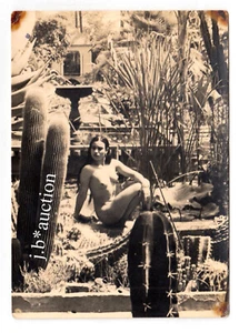 Marokko NACKTE ARABERIN IN ORIENTALISCHEN GARTEN * Idyllisch Vintage 50s Foto-AK - Picture 1 of 2