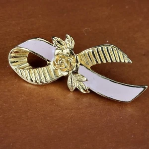 Alfiler de solapa vintage en tono dorado Avon rosa para concienciar sobre el cáncer de mama - Imagen 1 de 4