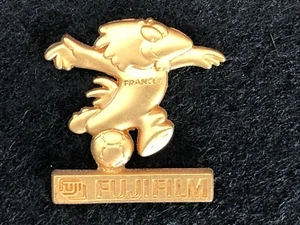  PINS PIN FOOTBALL SOCCER FOOT WORLD CUP 98 FRANCE 1998 ARTHUS BERTRAND DORE - Imagen 1 de 1