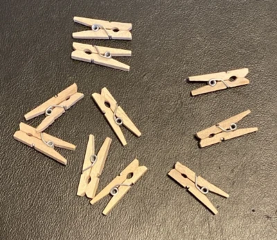 Lote de 10 prendedores de clavija para ropa de madera natural miniatura para casa de muñecas Foto 1 de 3