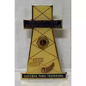 Vintage Lions Club Pin Don Cornett District Governor 4A-2 1992 Neu aus altem Lagerbestand Öl Derrick 947A - Bild 1 von 2
