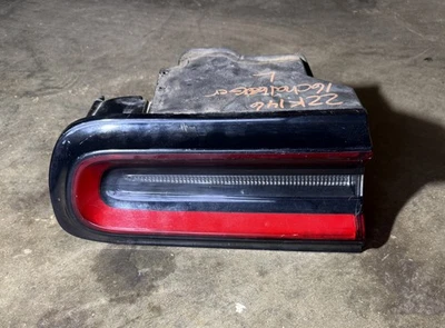 Оригинальный задний фонарь для Dodge Challenger 15–23 годов выпуска левая сторона Mopar - Изображение 1 из 3