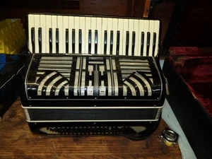 Italia Accordion AS IS PARTS REPAIR with case made in Italy - Picture 1 of 18