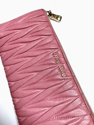 MIU MIU VINTAGE MATELASSE CREMALLERA ALREDEDOR CUERO CARTERA LARGA ITALIA ROSA ROSA Foto 1 de 4