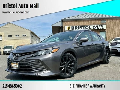 Toyota Camry LE 2019 sedán de 4 puertas Foto 1 de 4
