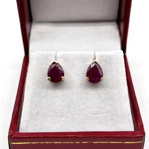 Aretes minimalistas con punta en V y lágrima de pera rubí de oro amarillo de 10k (LO1002599) - Imagen 1 de 7