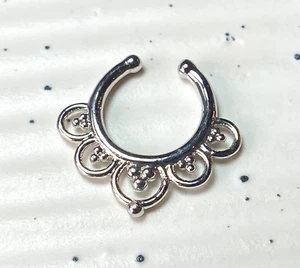 1pc Non-Piercing Flower Petals Septum Ring Clip-On Fake Nose Ring Body Jewelry - Picture 1 of 7