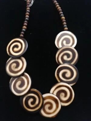 COLLANA ETNICA ARTIGIANALE in OSSO colori naturali/caldi con perline legno/corda - Immagine 1 di 4