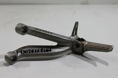 2002 SUZUKI GSXR600 LEFT FOOT PEG WITH BRACKET - Imagem 1 de 3