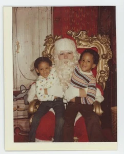 Vintage Foto Weihnachten Nostalgie Afroamerikaner Geschwister sitzen Weihnachtsmänner Schoß 70er - Bild 1 von 2