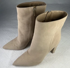 Vince Camuto Membidi Damenstiefel Booties weizenbraun Wildleder Reißverschluss spitz zulaufend 8M - Bild 1 von 20