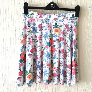 F/F Ladies Size 10 White Mix Floral Circular Beach Skirt Elasticated Waistband - Picture 1 of 5