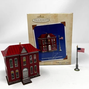 Hallmark Ornament 2003 Schulhaus und Fahnenmast Stadt und Land Serie #5 - Bild 1 von 12