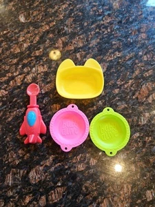 Cucchiaio e piatti Baby Alive Baby All Gone nave razzo, pezzi di ricambio Hasbro - Foto 1 di 4