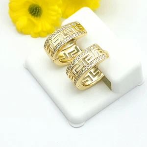 Símbolo griego enchapado en oro 14K con cristales pequeños pendientes de aro ovalados oro laminado - Imagen 1 de 5