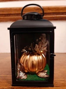 BATH AND BODY WORK KÜRBIS LATERNE HALLOWEEN HERBST BELEUCHTET 24/7 WANDBLUME STECKER  - Bild 1 von 7