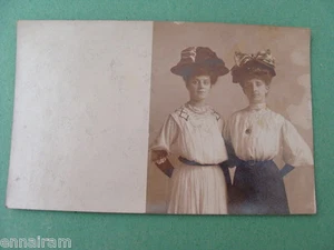 Foto 2 damas de moda con sombreros grandes vintage sin usar postal - Imagen 1 de 2
