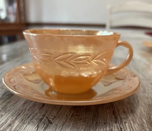 Fire King Pfirsich Glanzware Lorbeerblatt Tasse und Untertasse - Bild 1 von 9