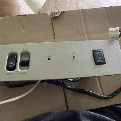 2004 - 2007 Nissan Armada QX56 Overhead Dome Console Sunroof  Switch Panel OEM - Image 1 of 3
