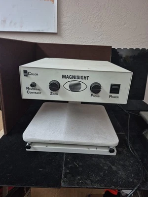 Lupa de ayuda de baja visión de enfoque personalizado Magnisight con bombillas sin probar Foto 1 de 4
