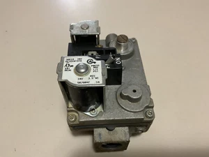 BRYANT CARRIER PAYNE EF32CW197A GAS VALVE WHITE RODGERS 36E24 202 - Picture 1 of 4